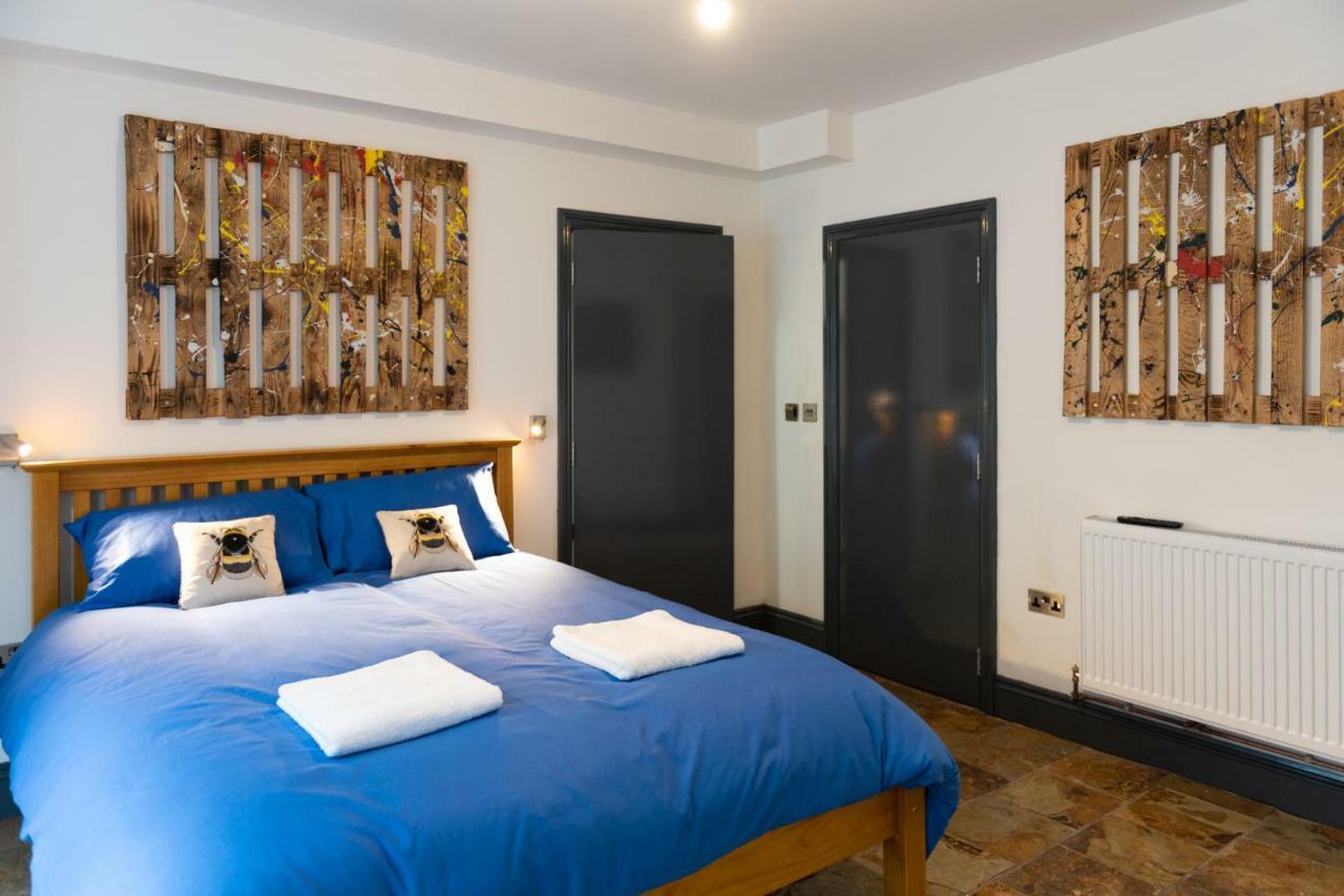 Guest house 144 Lower Cheltenham Place *